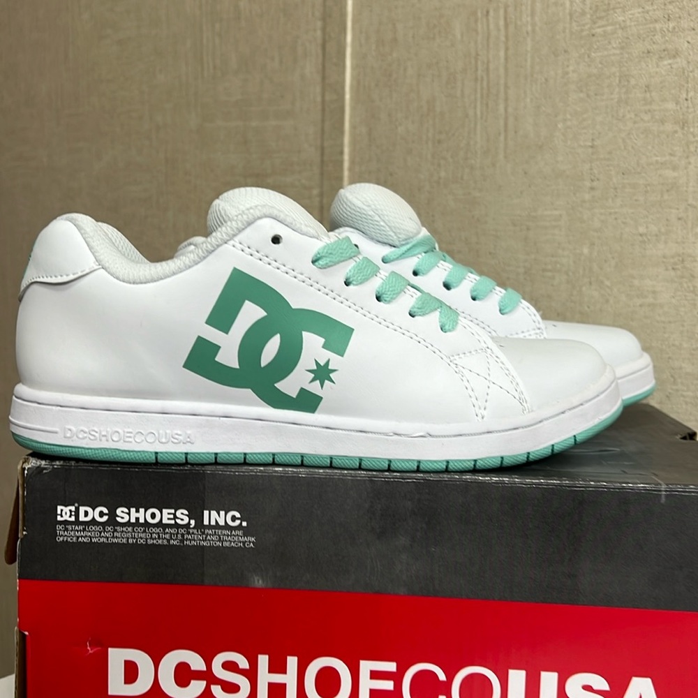 WOMEN’S DC GAVELER SNEAKERS SIZE 6.5 IN WHITE AND MINT